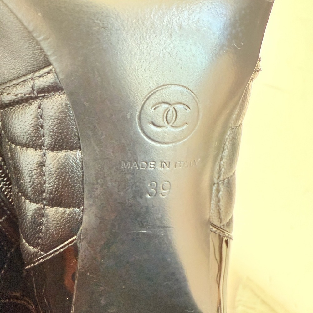 CHANEL 2017 Black Lambskin Patent Calfskin Leather Chain CC Ankle Boots EU 39 - Picture 10 of 10